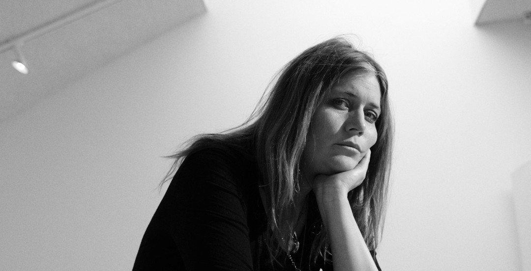 Sara Riel kemur sér fyrir í Undralandi